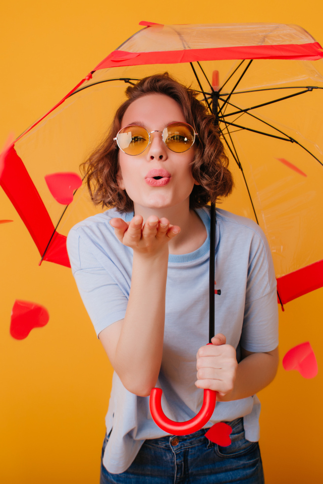 Девушка под зонтом с сердечками