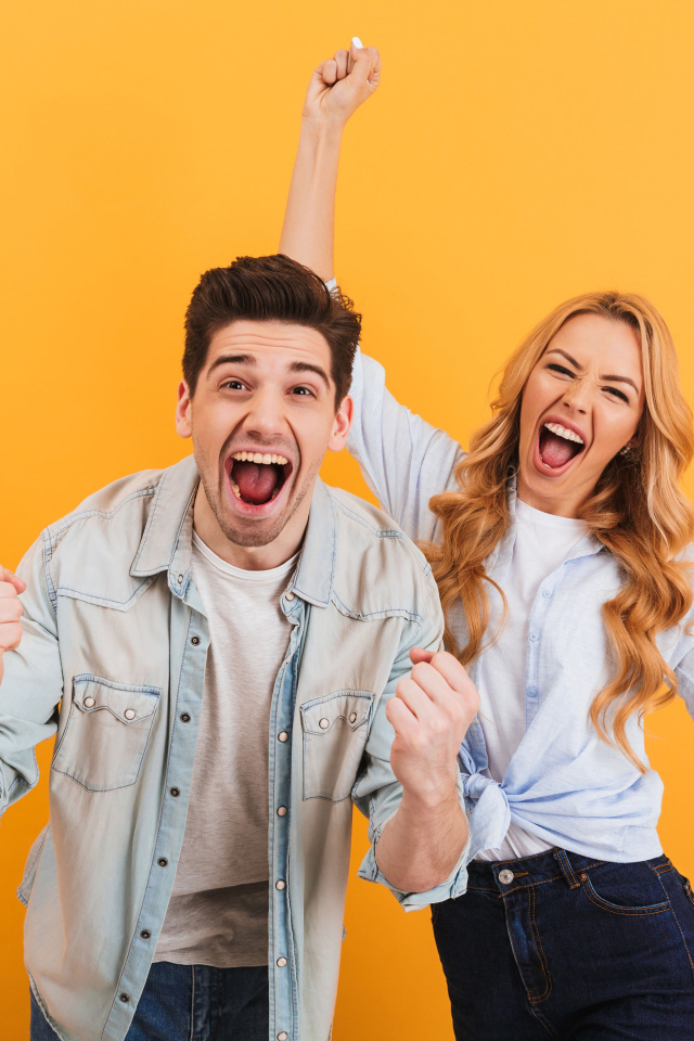 Счастливая пара на оранжевом фоне