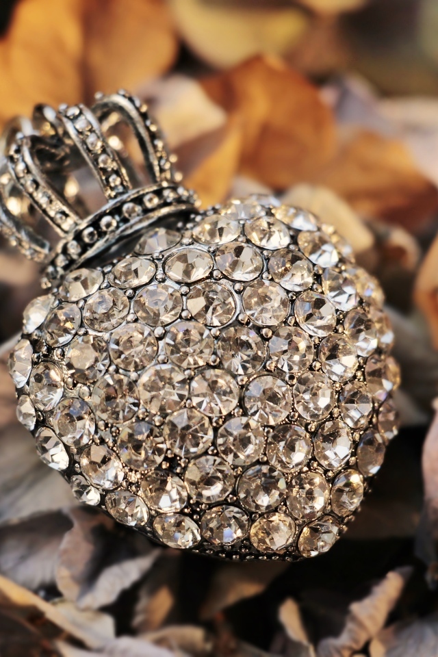 Кулон в форме сердца с короной  усыпан камнями