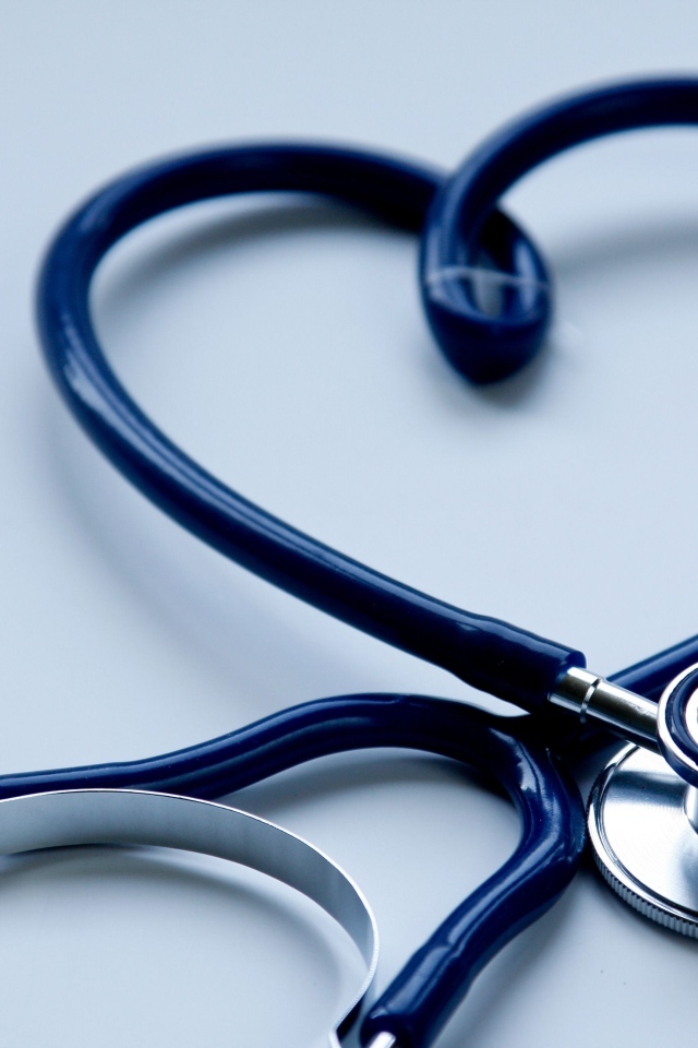 Сердце из стетоскопа на сером фоне