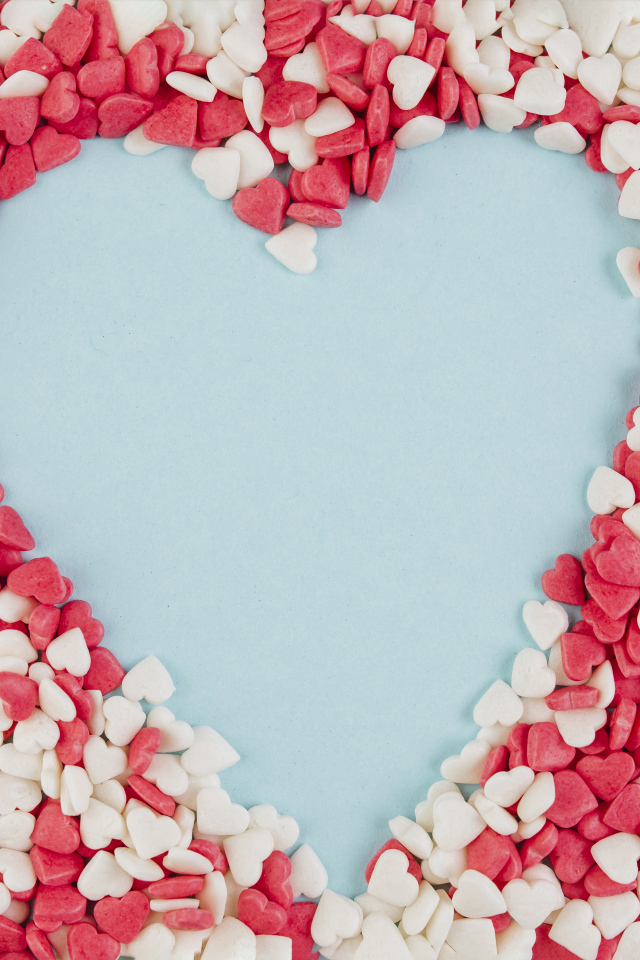 Сердце на голубом фоне из маленьких сладких сердечек