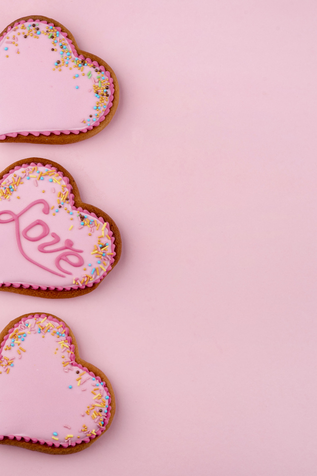 Печенье в форме сердца на розовом фоне