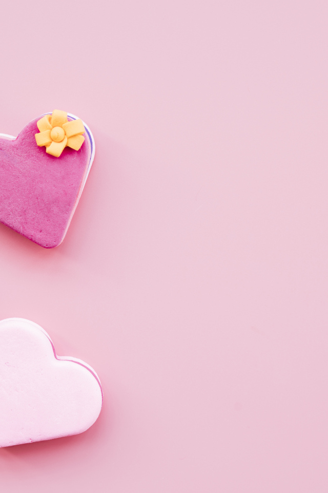 Печенье в форме сердца на розовом фоне