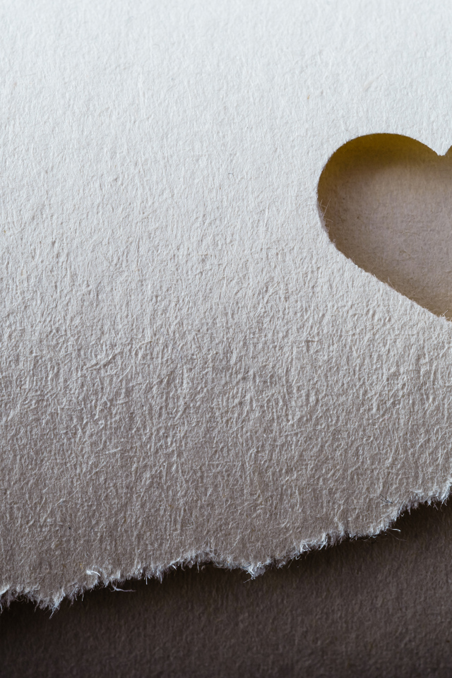 Дырка в бумаге в форме сердца