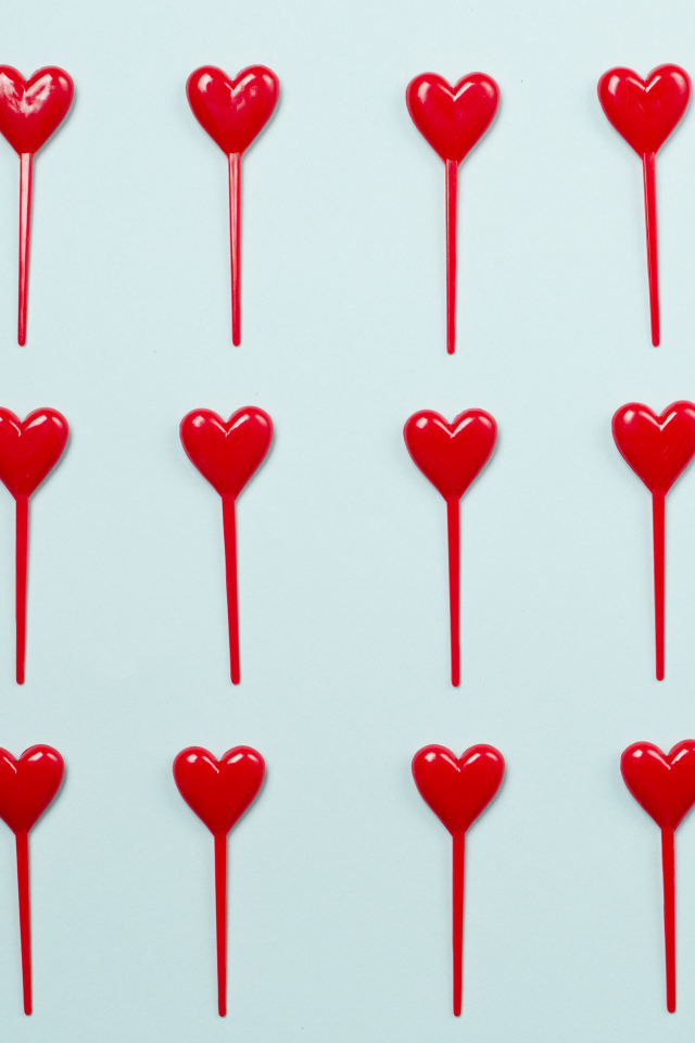 Сердечки на палочке на голубом фоне