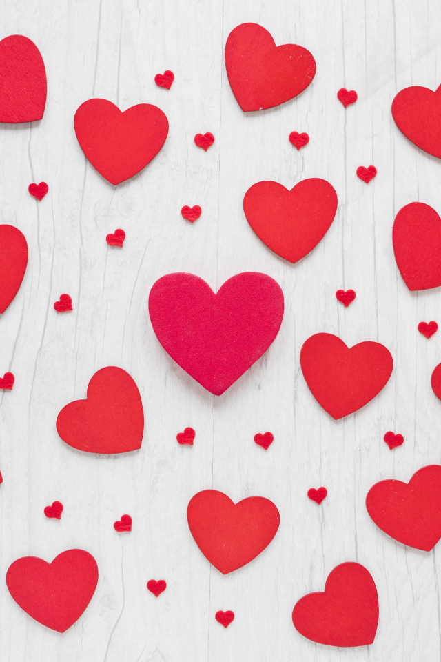 Много красных сердечек с подарками на белом фоне