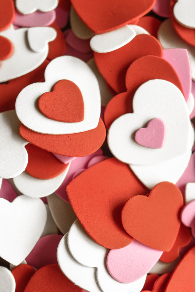 Много маленьких бумажных разноцветных сердечек