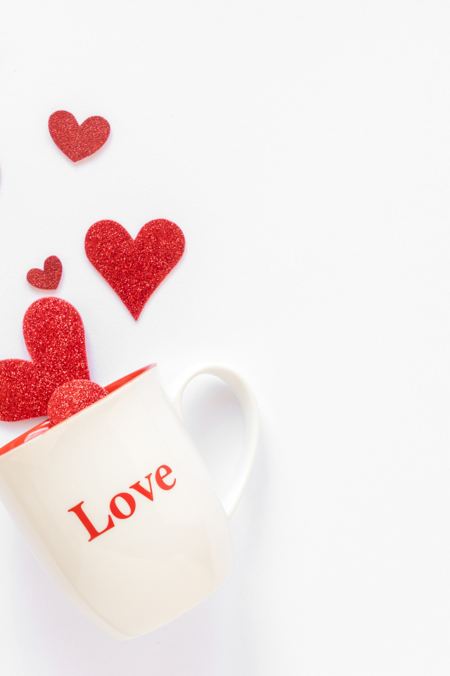Кружка с надписью любовь с красными сердечками на белом фоне