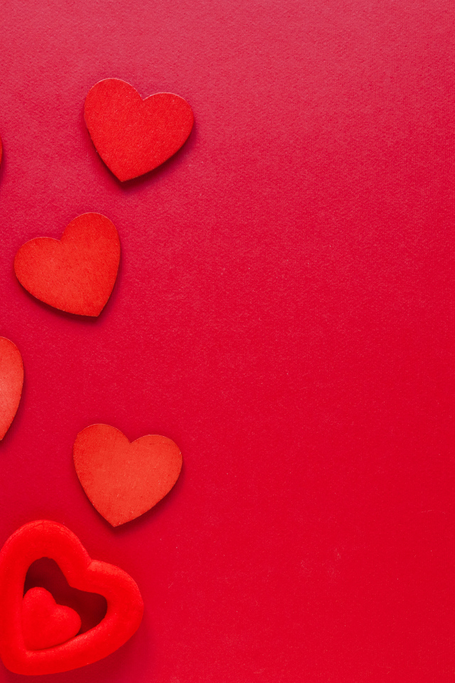 Бумажные сердечки с подарком и розой на красном фоне