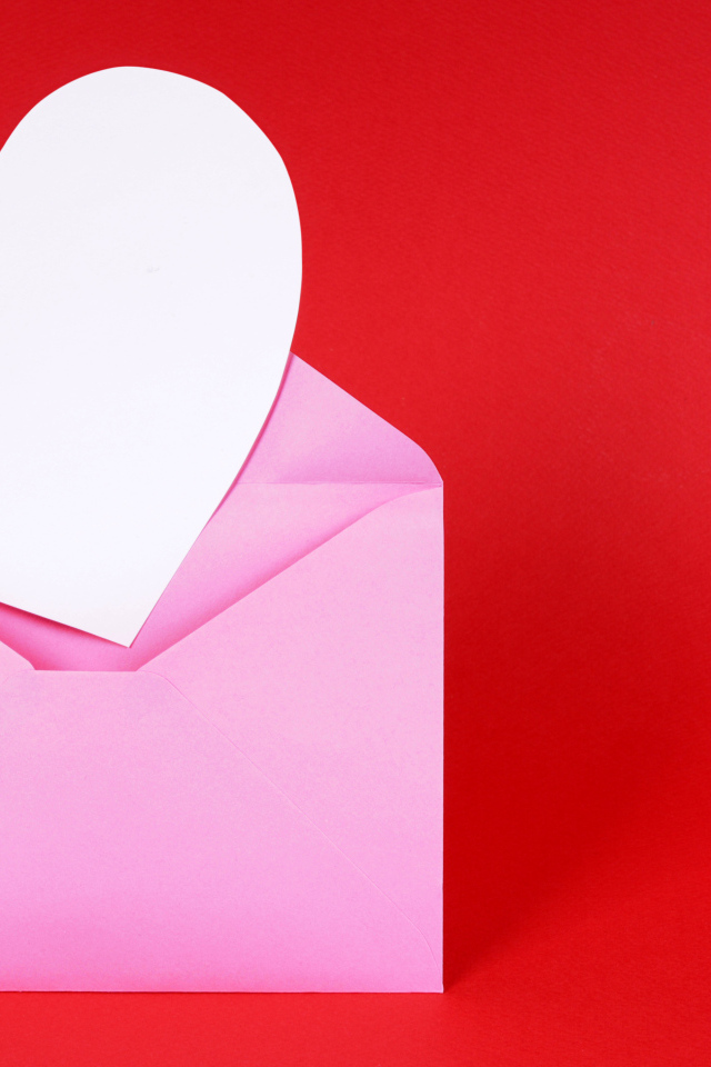 Розовый конверт с сердцем на красном фоне, шаблон для открытки