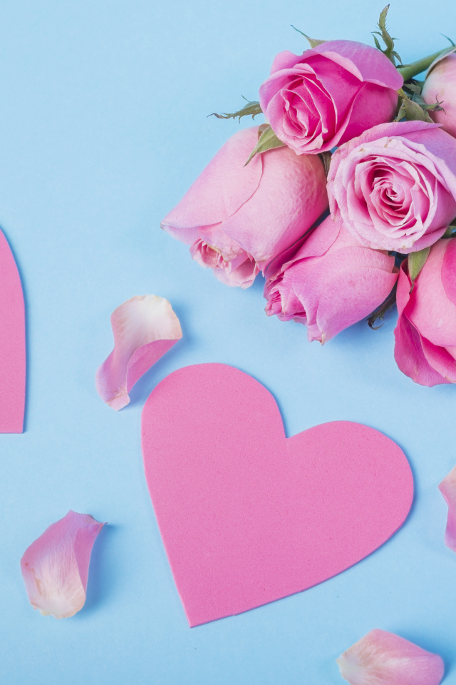 Розовые сердечки и цветы розы на голубом фоне