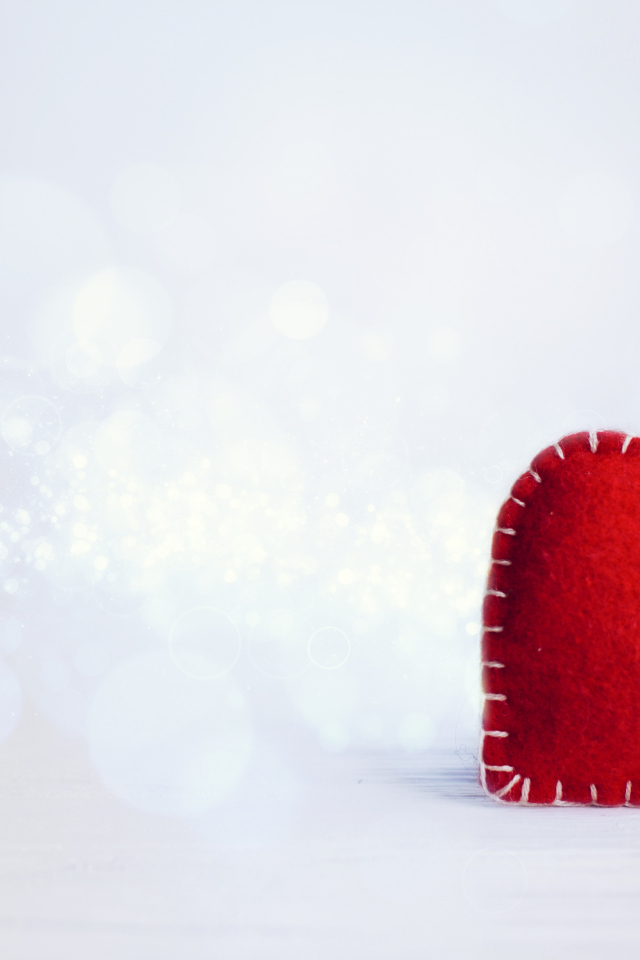 Красное тканевое сердце на сером фоне