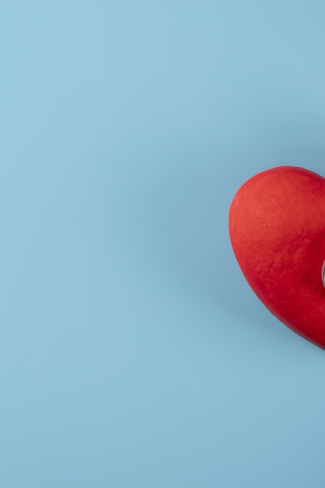 Красное сердце слушают стетоскопом