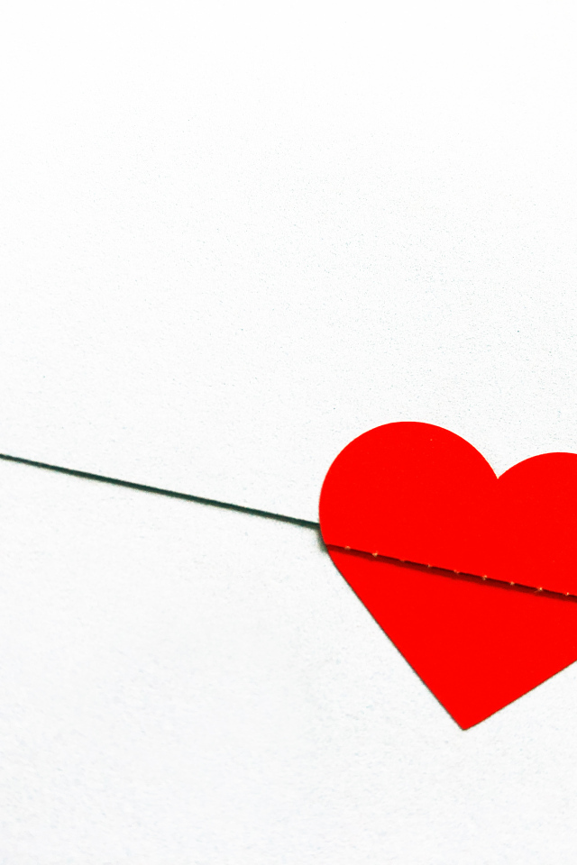 Красное сердечко на белом фоне из бумаги