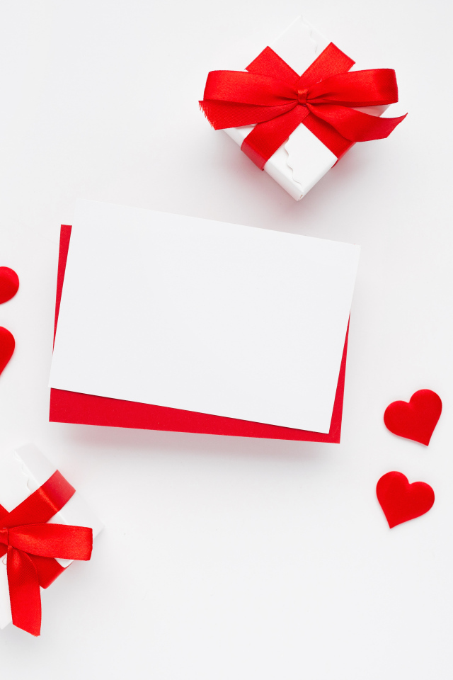 Красные сердечки, лист бумаги и подарки для шаблона открытки