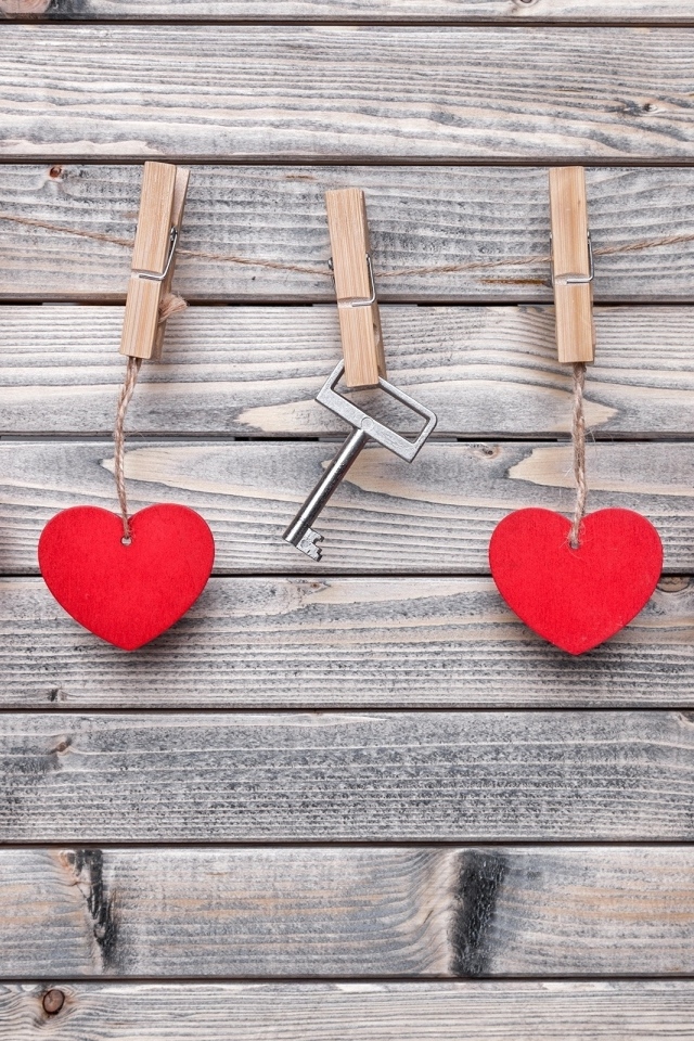Красные сердечки и ключ с прищепками на веревке