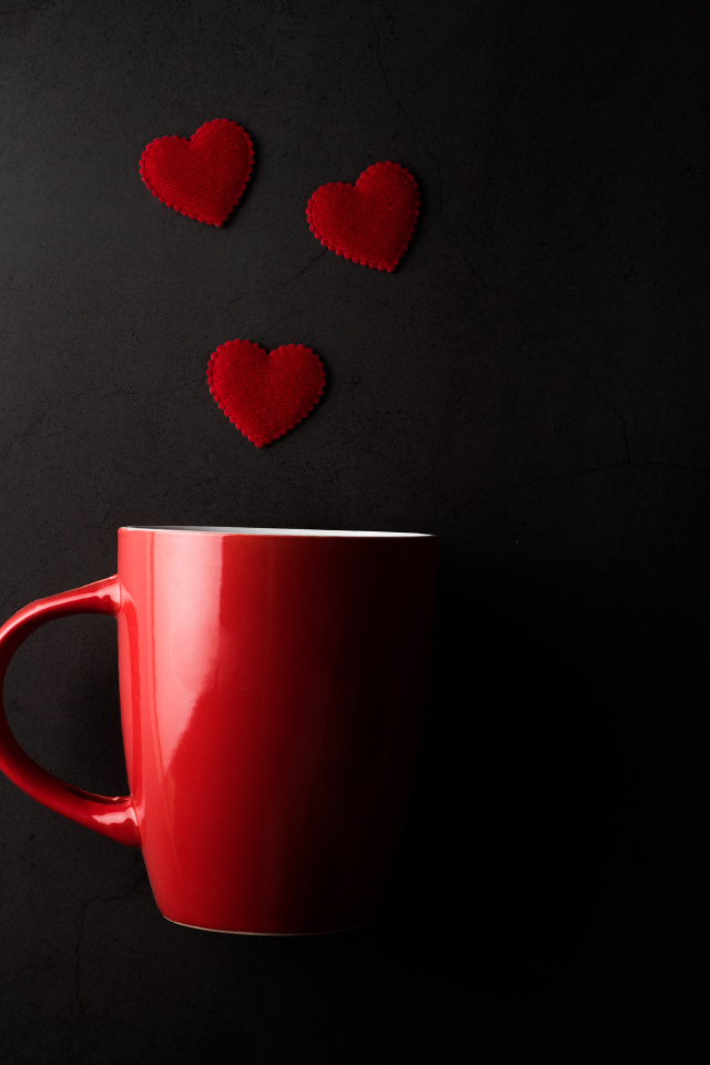 Красная кружка и сердечки на черном фоне