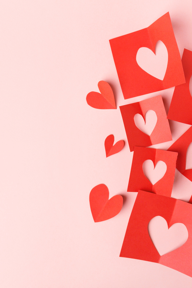 Сердечки из красной бумаги на сером фоне