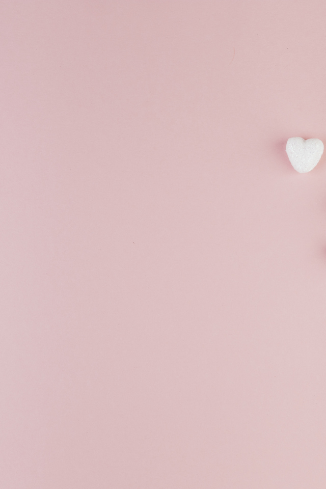 Маленькие белые сердечки на розовом фоне