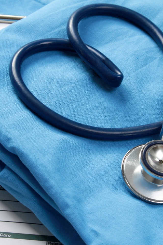 Стетоскоп с медицинским халатом на столе