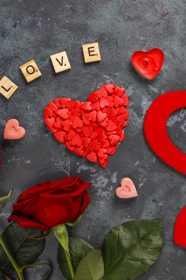 Надпись любовь с розами и сердечками на сером фоне