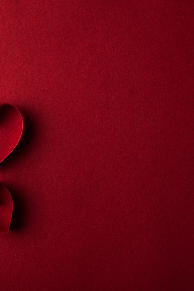 Два бумажных сердца на красном фоне, шаблон для открытки