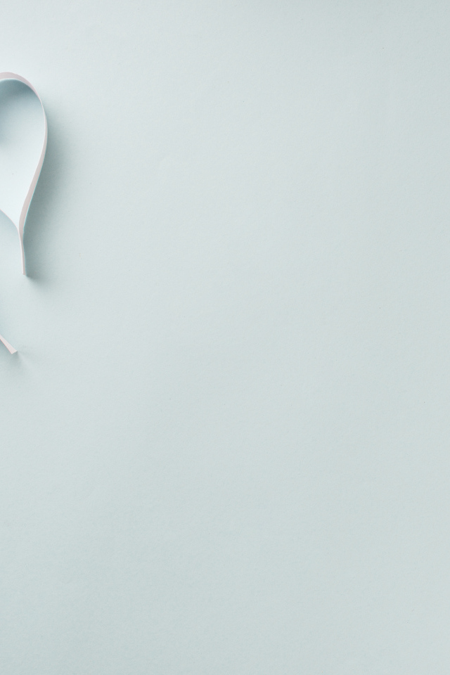 Две полоски белые полоски в форме сердца на голубом фоне