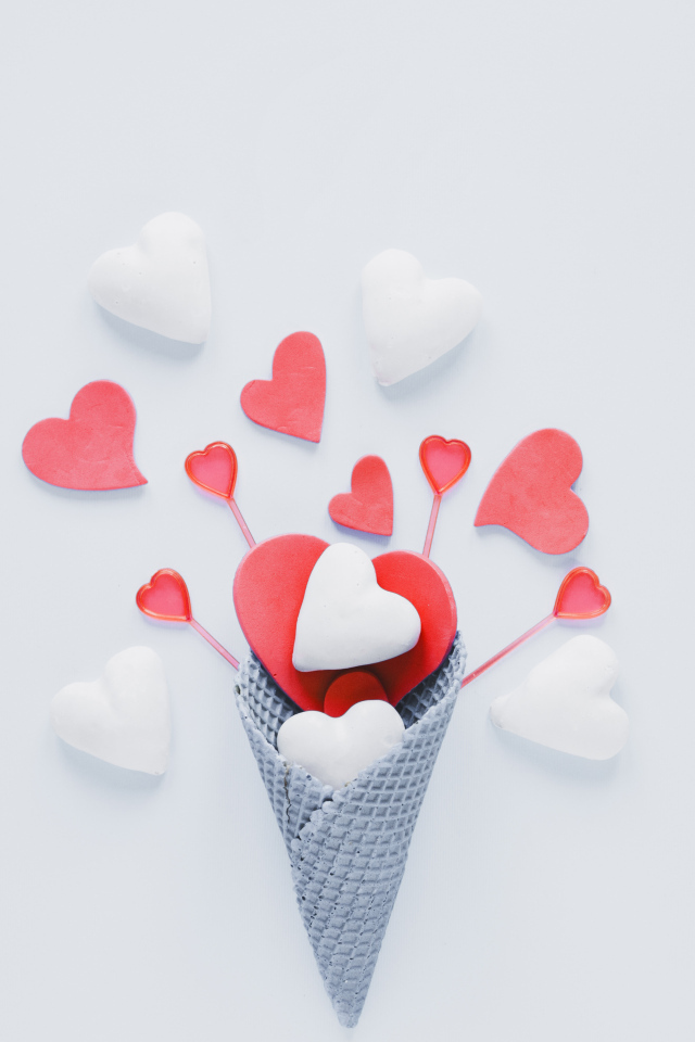 Вафельный рожок с сердечками на голубом фоне