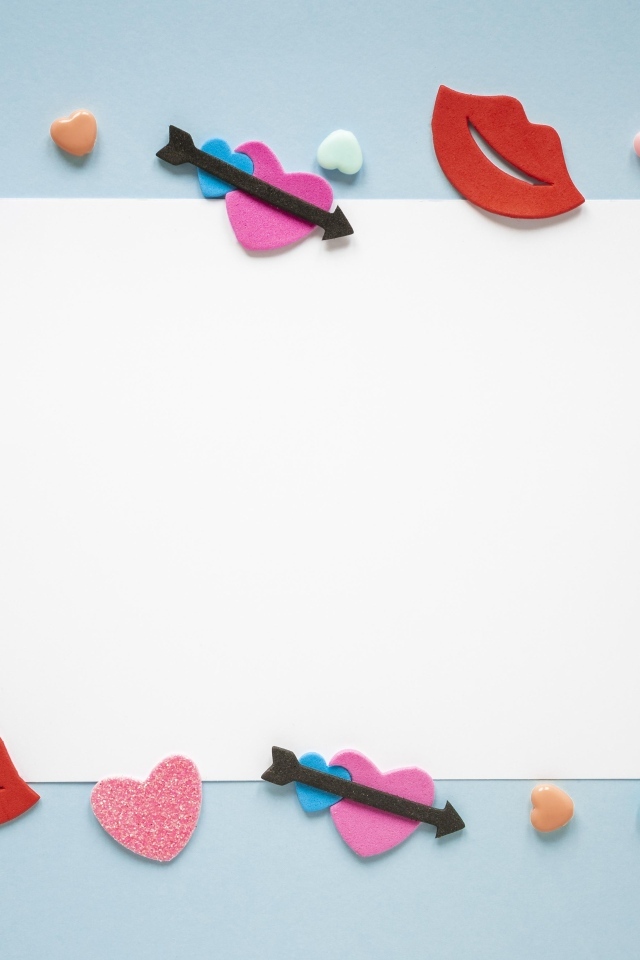 Белый лист бумаги с сердечками и губами на голубом фоне, шаблон открытки