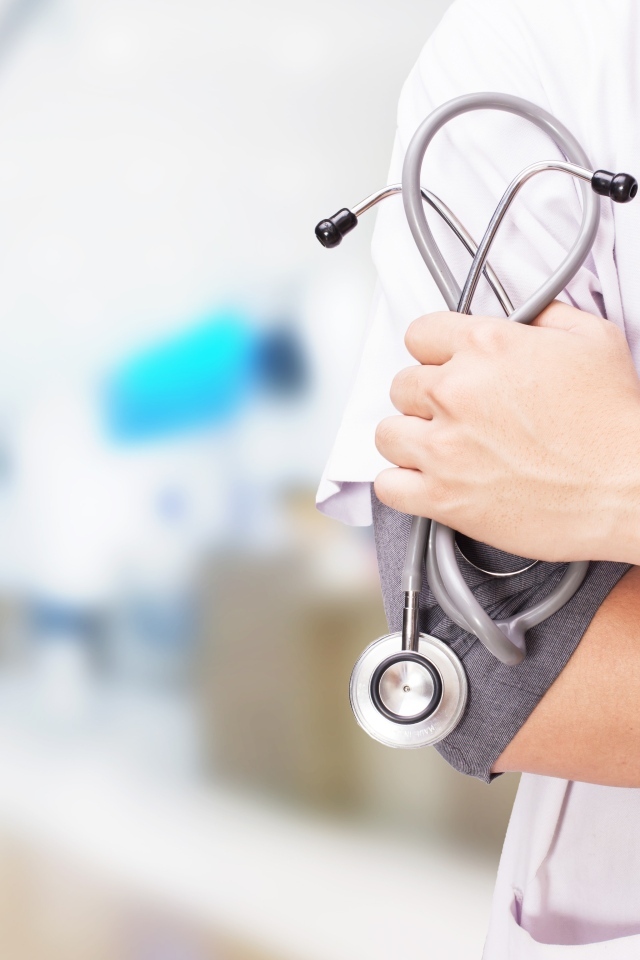 Врач держит в руках стетоскоп