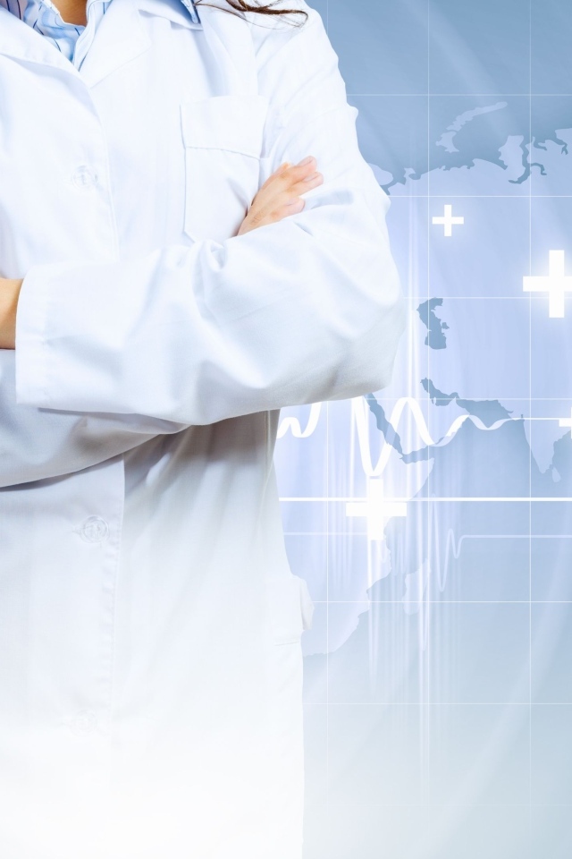 Врач в белом халате со стетоскопом в руках