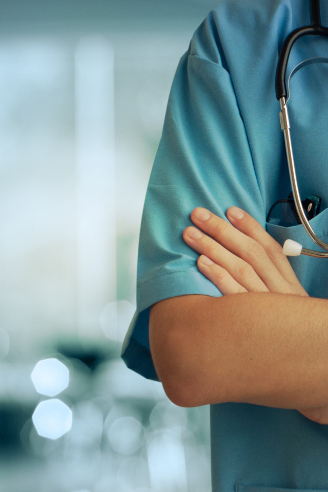 Врач в голубом медицинском костюме