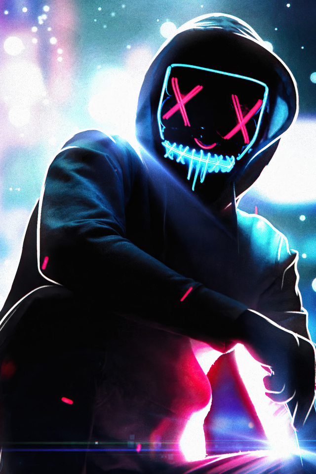 Мужчина в светящейся маске в худи