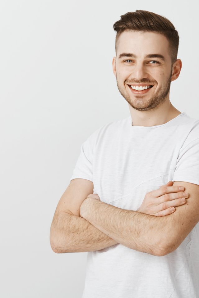 Улыбающийся молодой человек с белой футболке