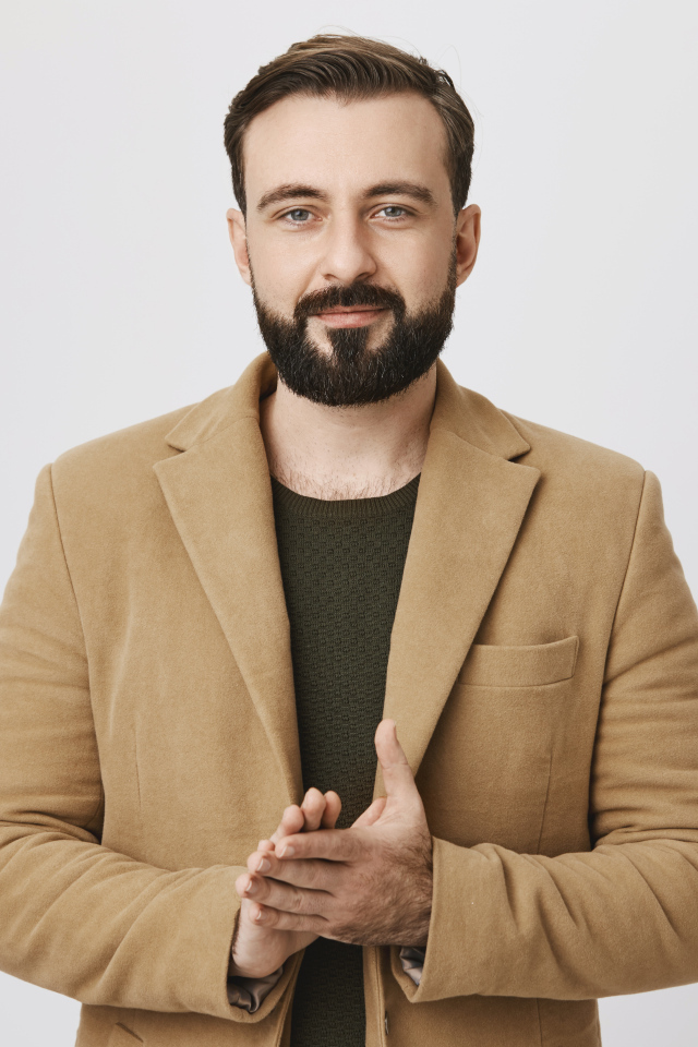 Стильный мужчина в коричневом пиджаке