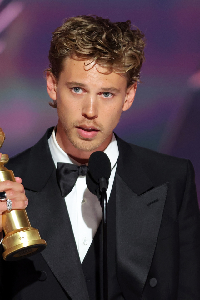 Актер Остин Батлер  с наградой в руке