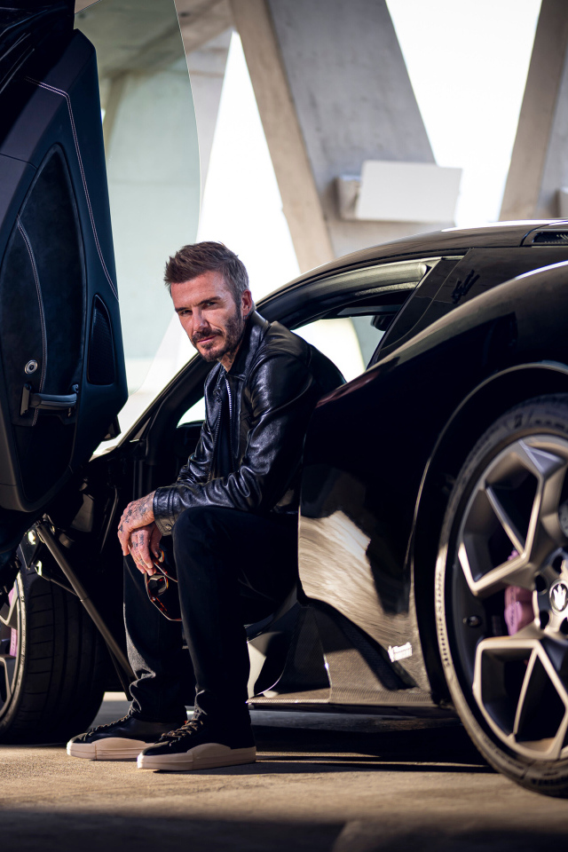 Дэвид Бекхэм сидит в автомобиле Maserati MC20 Coupé Fuoriserie