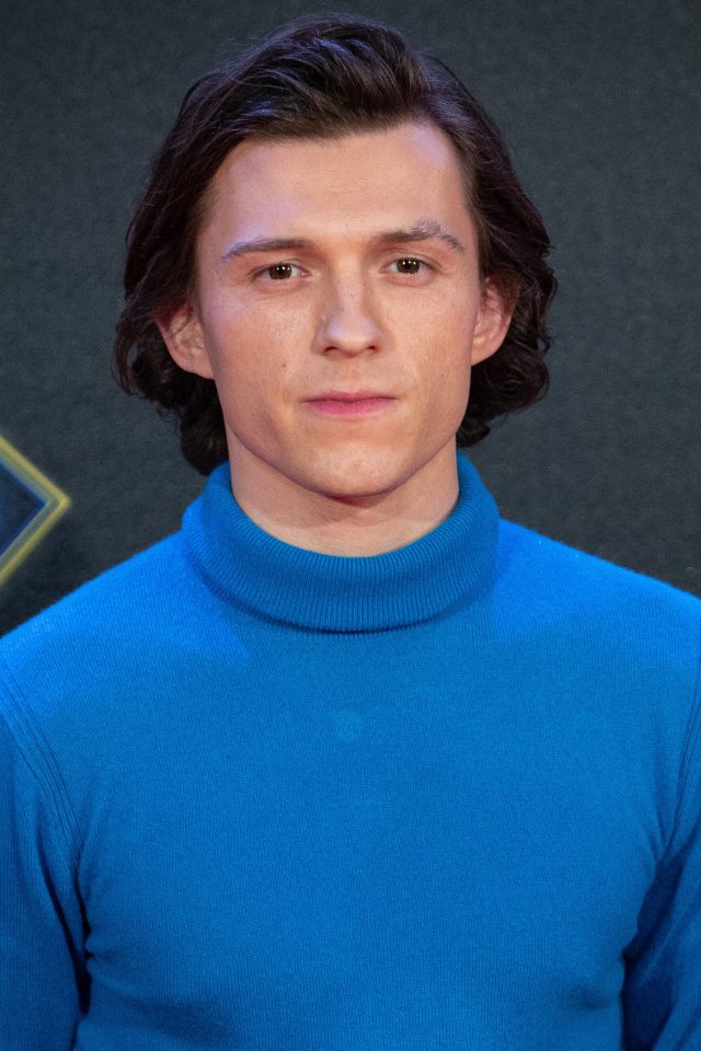 Английский актер Том Холланд в голубом свитере