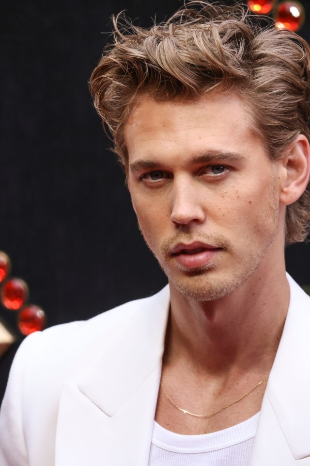 Красивый молодой актер Остин Батлер