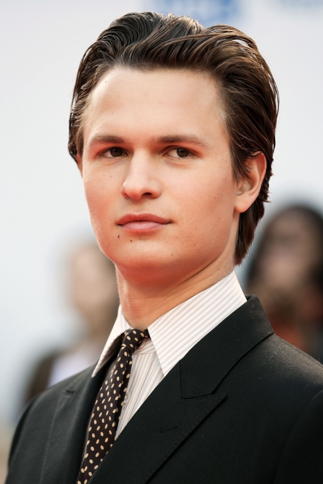 Стильный молодой актер Энсел Эльгорт в костюме