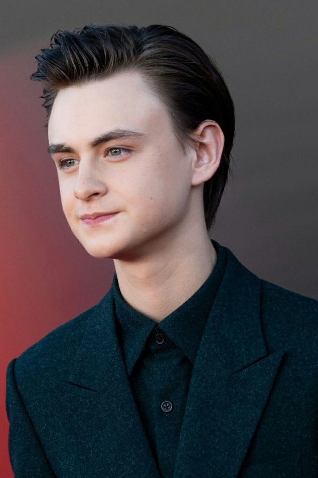 Молодой стильный актер Джейден Мартелл