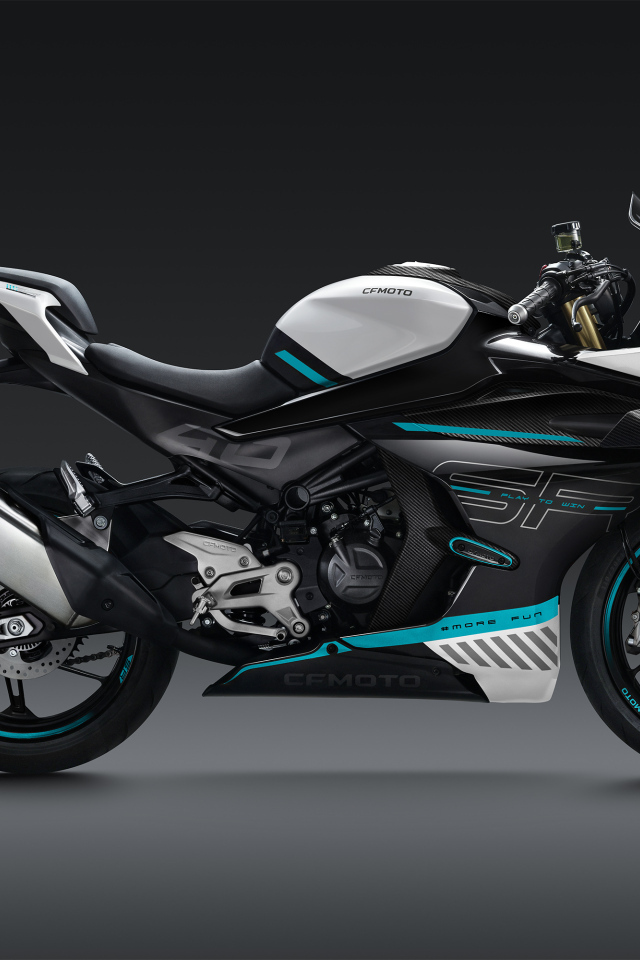 Мотоцикл CFMoto 450SR, 2023 года на сером фоне