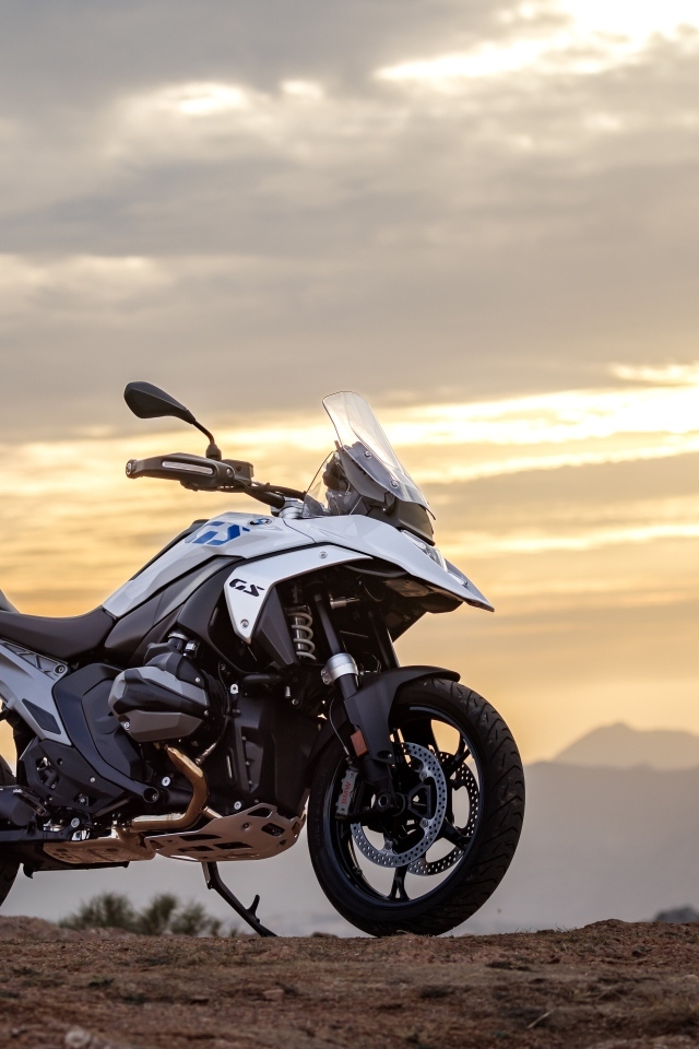 Мотоцикл BMW R 1300 GS на фоне заката