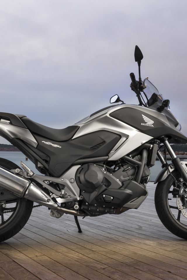 Мотоцикл honda nc750x у воды