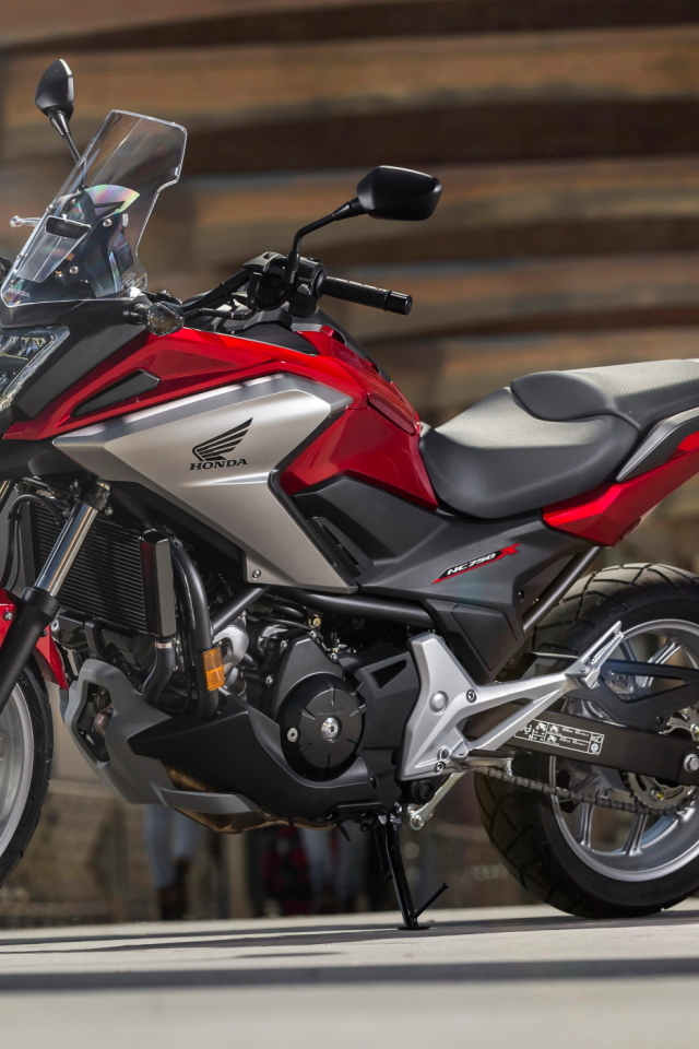 Красный мотоцикл  honda nc750x, 2024