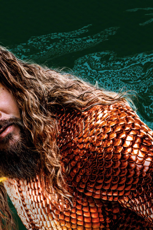 Аквамен в воде с трезубцем