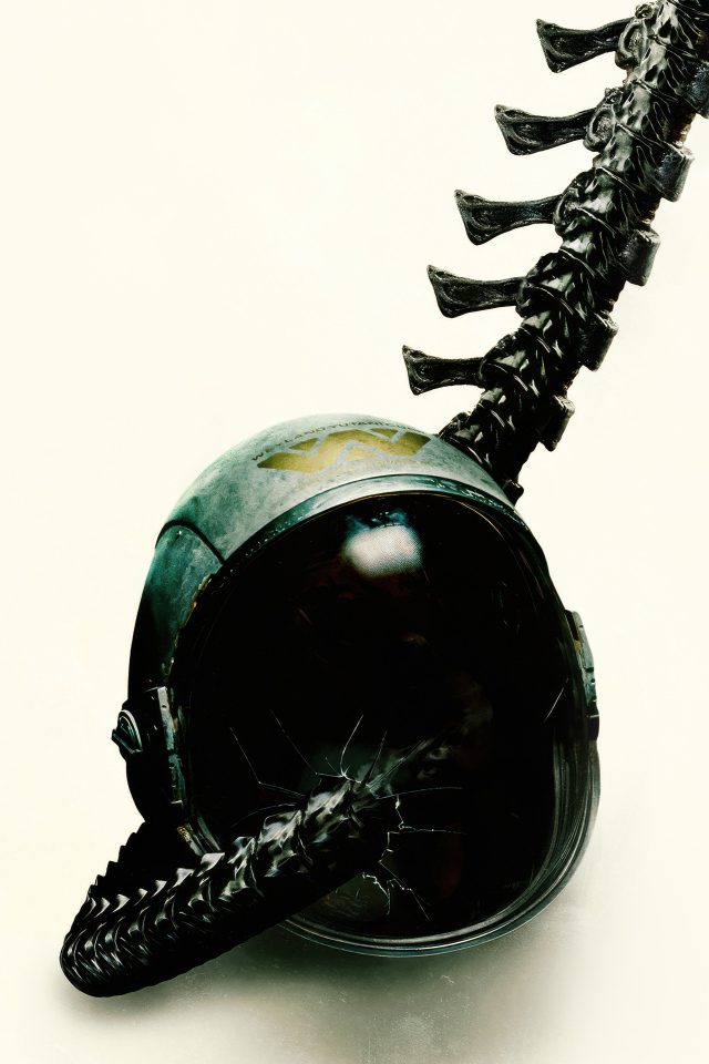 Шлем на белом фоне в фильме Чужой: Ромул, 2024