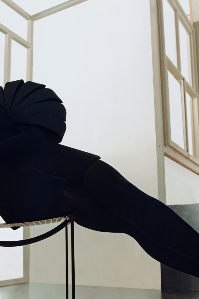 Красивое черное платье на певице Дуа Липа