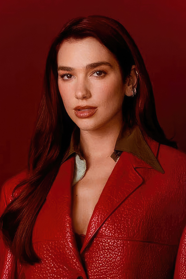 Красивая певица Дуа Липа на красном фоне