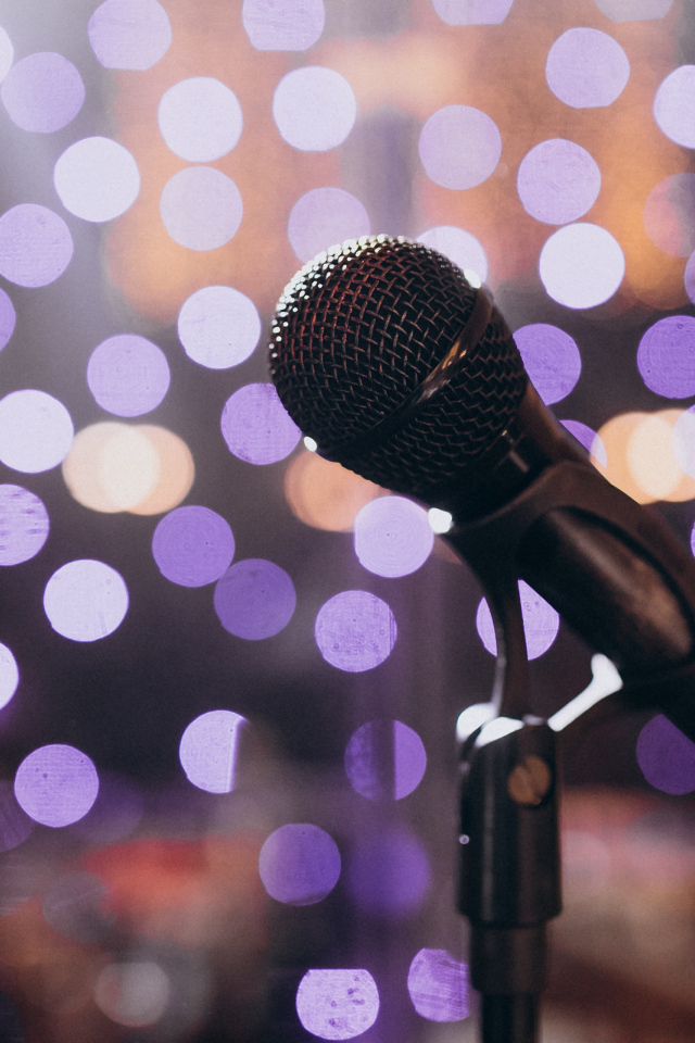 Черный микрофон для вокала на ярком фоне